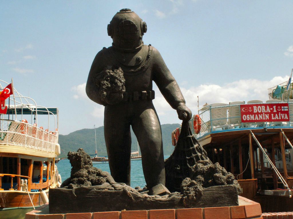 MARMARIS - een beeld bij de haven van een duiker