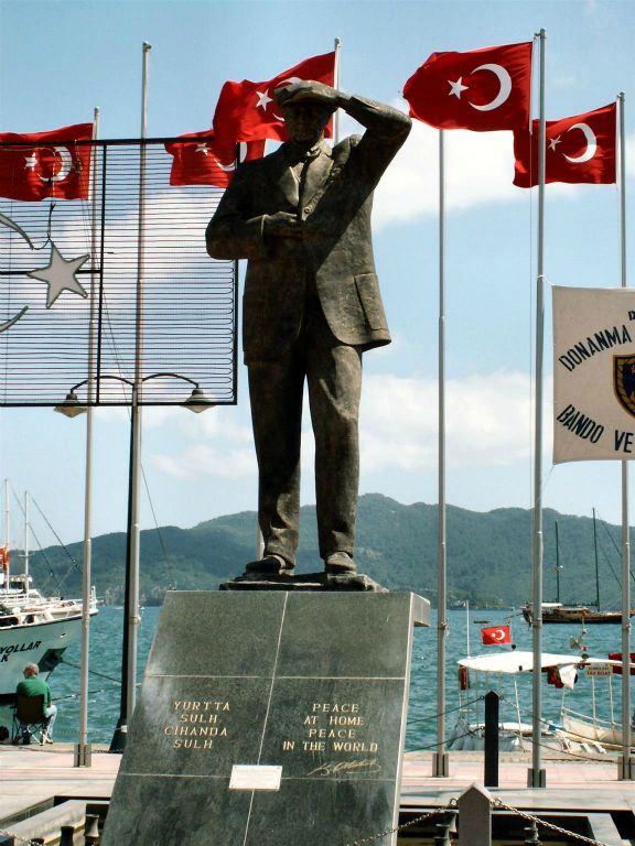 MARMARIS - een standbeeld bij de haven ter ere van Atatürk