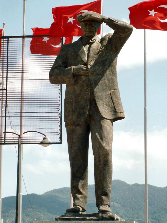 MARMARIS - een standbeeld bij de haven ter ere van Atatürk