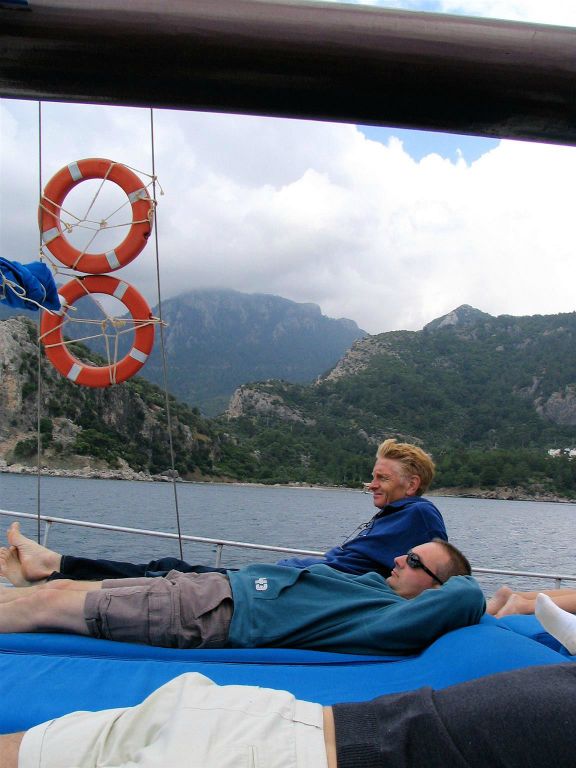 MARMARIS -> DALYAN - Carlos en Bert op het dek van de boot waarmee we varen