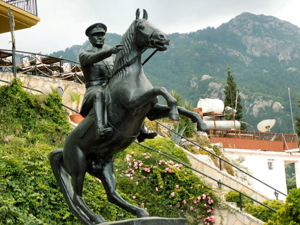 MARMARIS -> DALYAN - een standbeeld