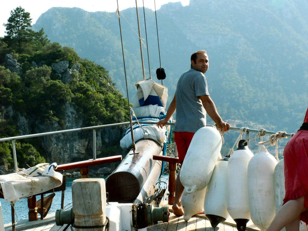 MARMARIS -> DALYAN - de kok van de boot waarmee we varen houd het anker in de gaten