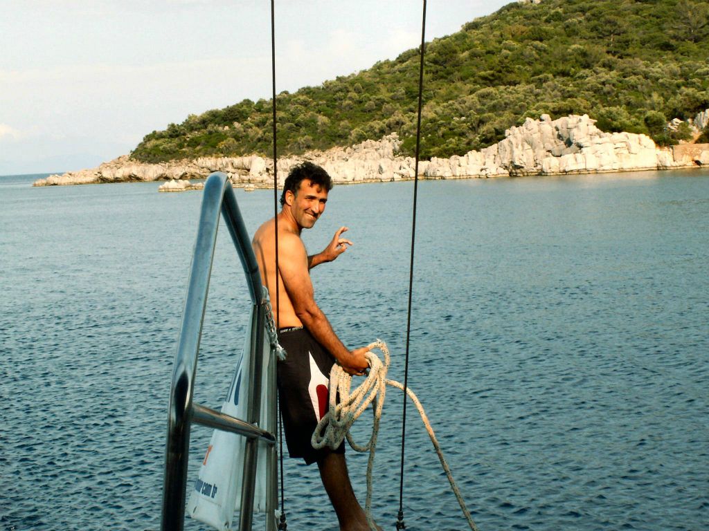 MARMARIS -> DALYAN - de scheepsjongen van de boot waarmee we varen staat klaar om te water te gaan om het touw vast te maken