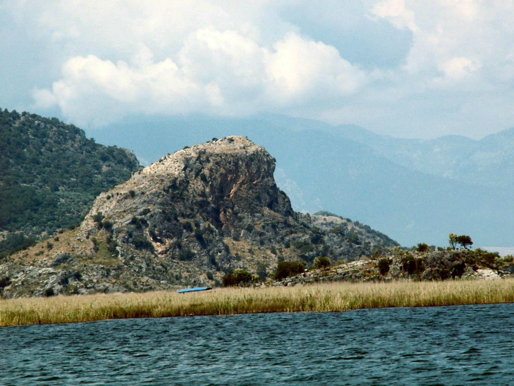 DALYAN - het uitzicht vanaf de boot waarmee we varen