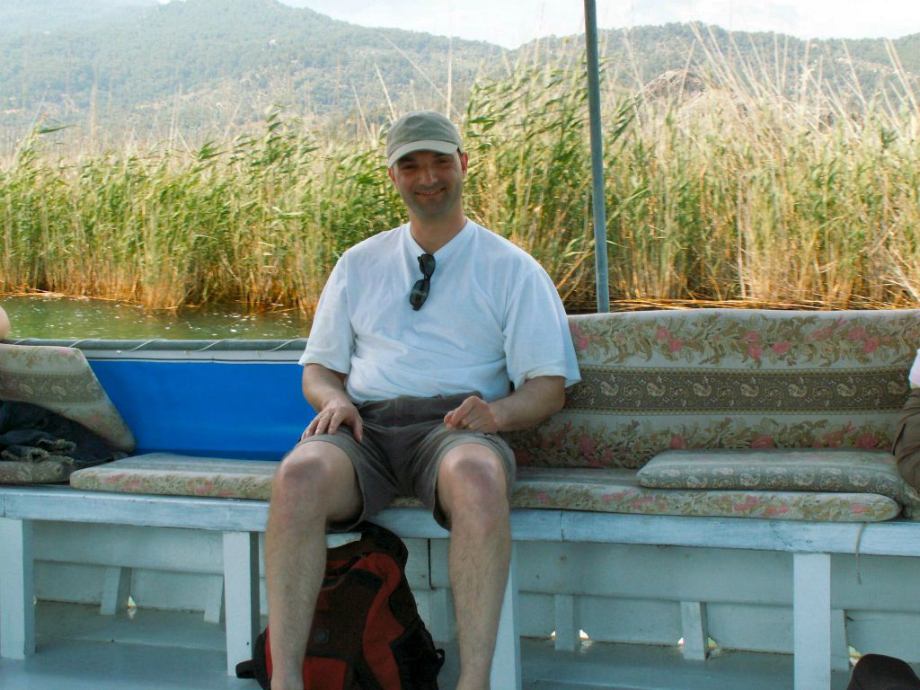 DALYAN - Carlos op de boot waarmee we varen