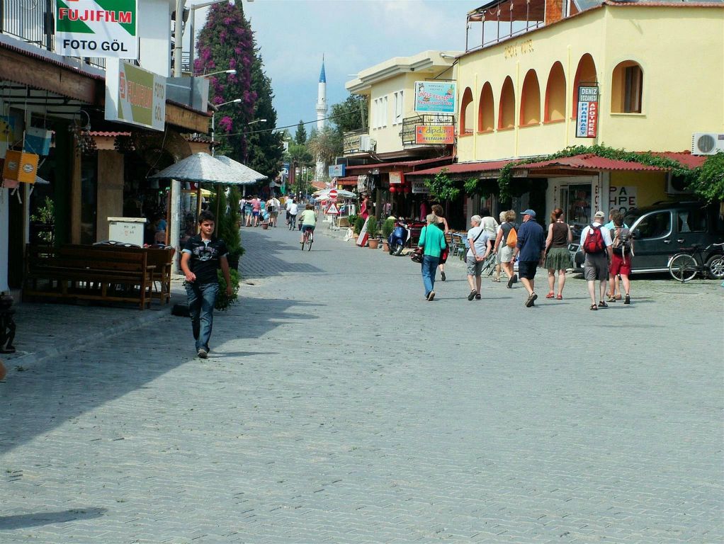 DALYAN - Carlos en groepsgenoten op straat