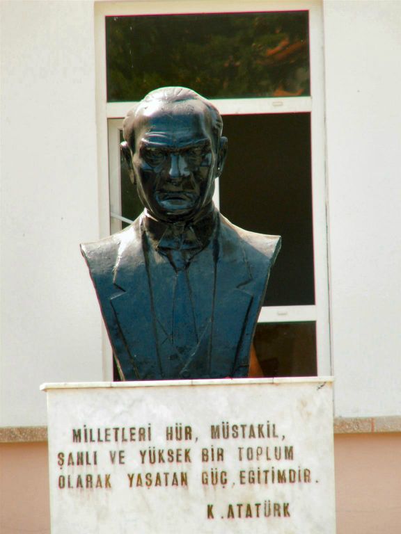 DALYAN - een standbeeld bij een school