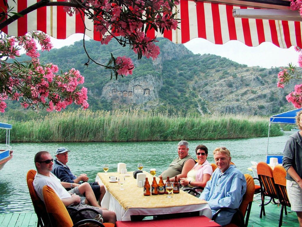 DALYAN - Carlos en groepsgenoten drinken wat op een terras