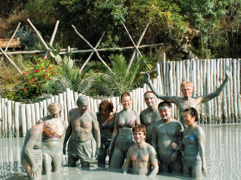 ILICA - Carlos en groepsgenoten in een modderbad
