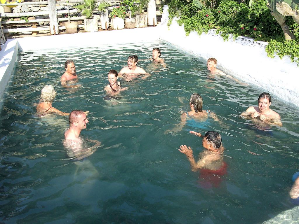 ILICA - Carlos en groepsgenoten in een warm zwavelbad