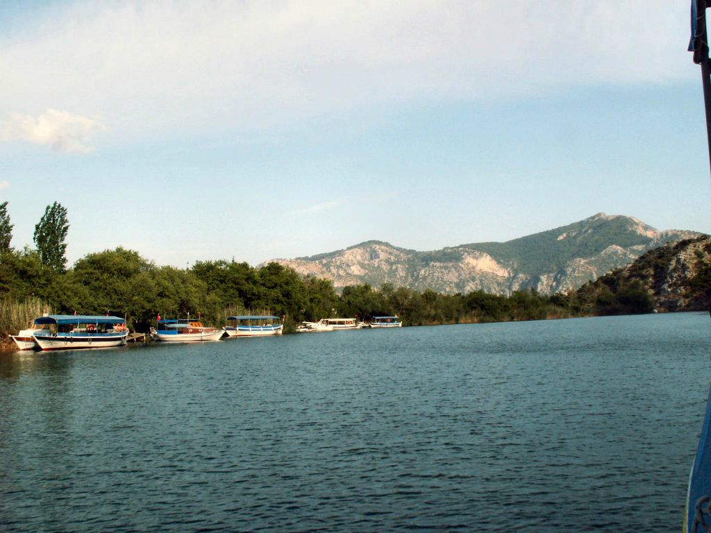 DALYAN - het uitzicht vanaf de boot waarmee we varen