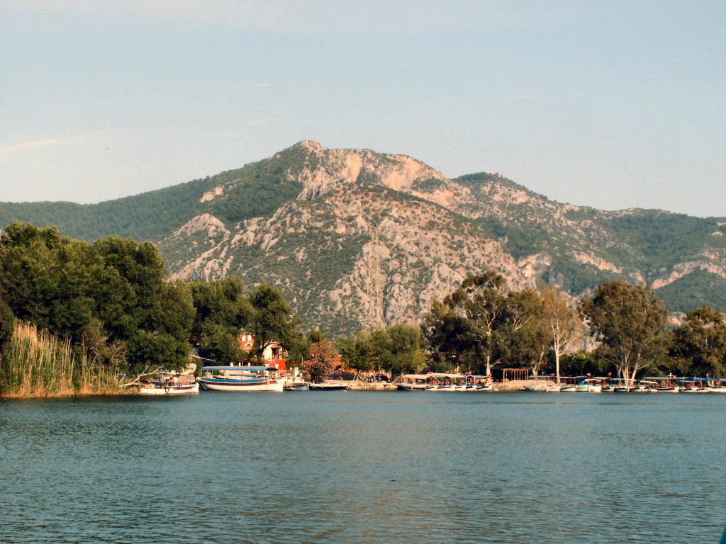 DALYAN - het uitzicht vanaf de boot waarmee we varen