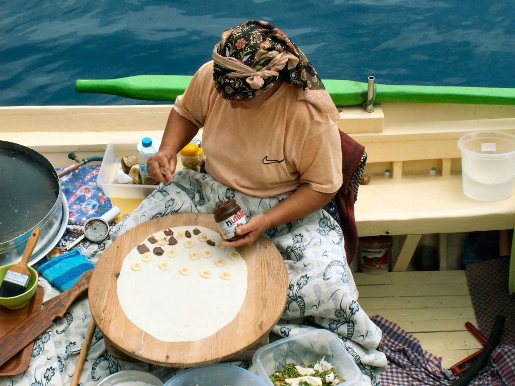 DALYAN -> FETHIYE - een vrouw bezig met het bereiden van een pannenkoek