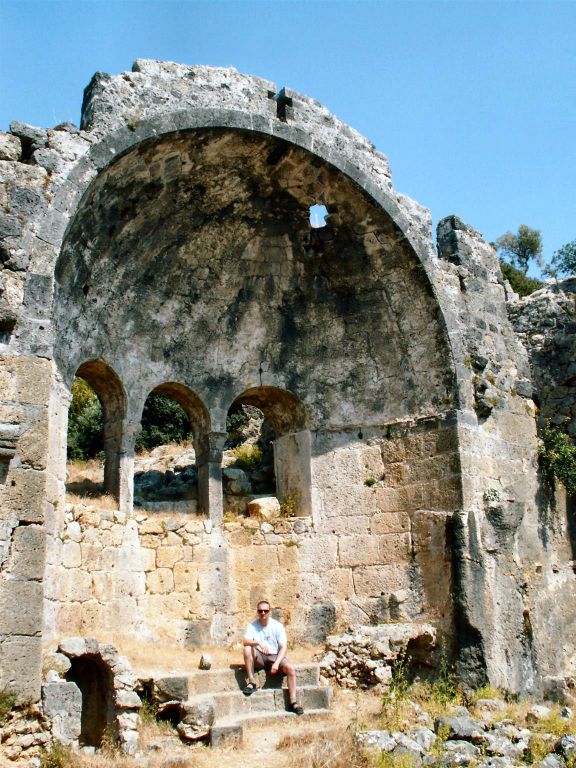 DALYAN -> FETHIYE - Carlos bij een ruïne van één van de vele kerken op het eiland St. Nicolas