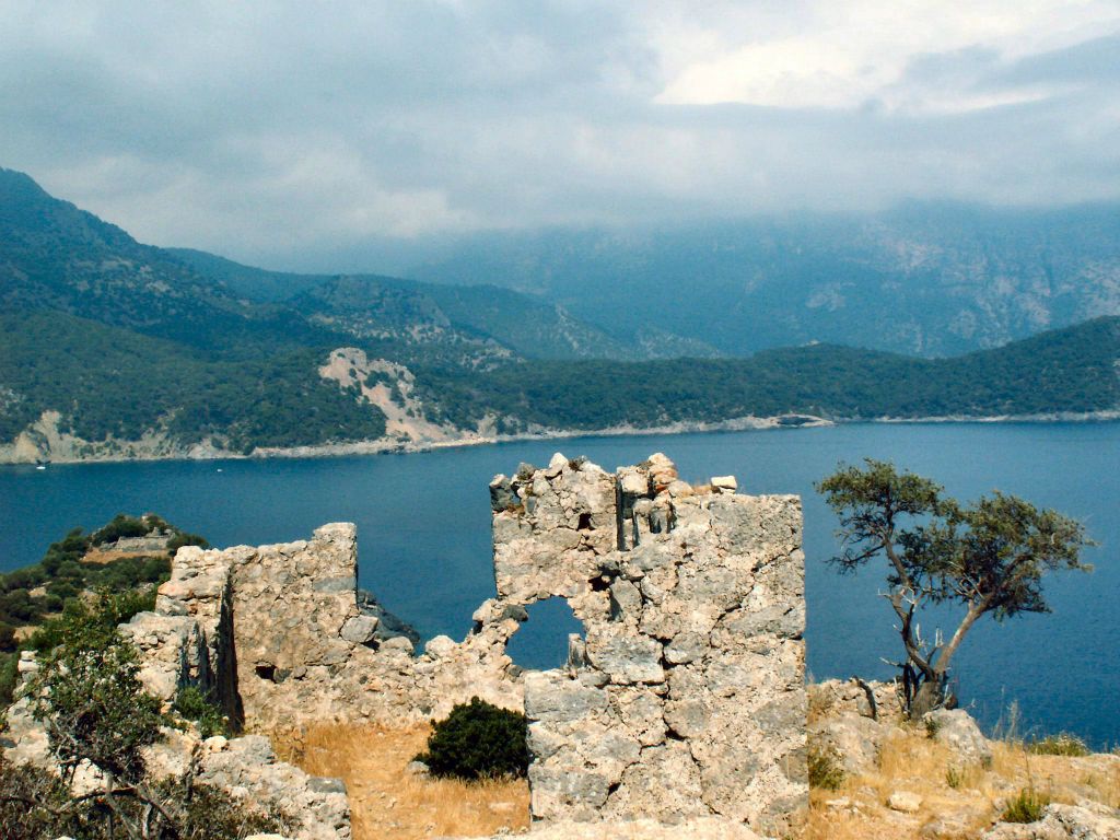 DALYAN -> FETHIYE - een ruïne van één van de vele kerken op het eiland St. Nicolas