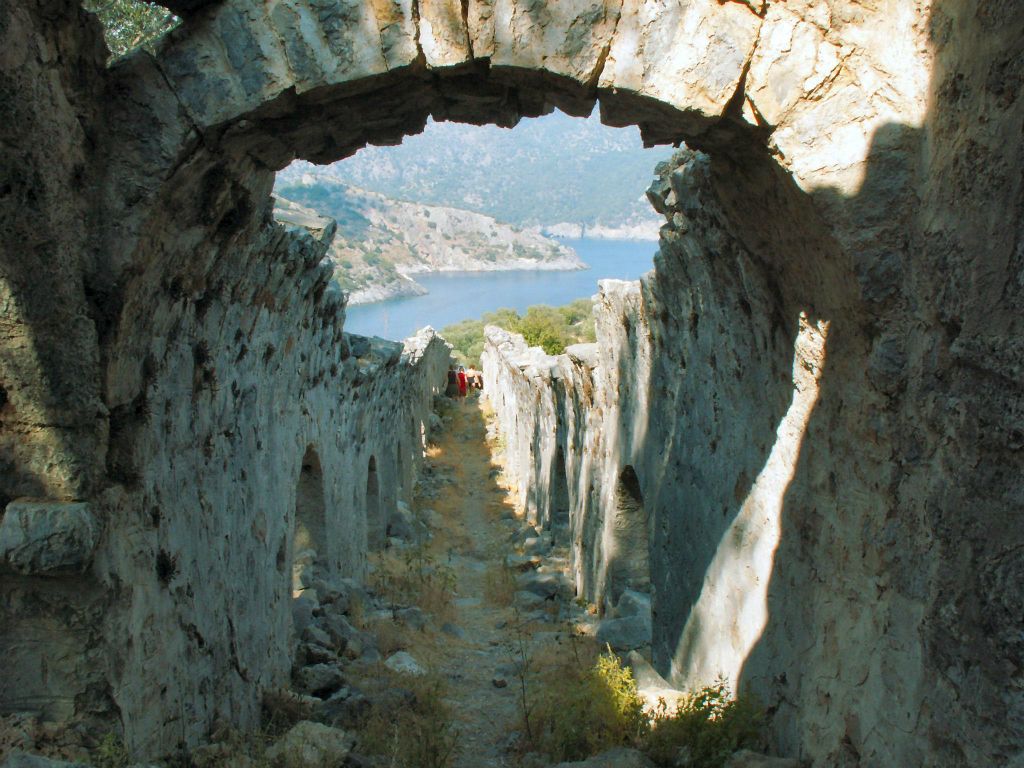 DALYAN -> FETHIYE - een gang bij de ruïnes van één van de vele kerken op het eiland St. Nicolas