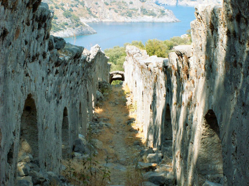 DALYAN -> FETHIYE - een gang bij de ruïnes van één van de vele kerken op het eiland St. Nicolas