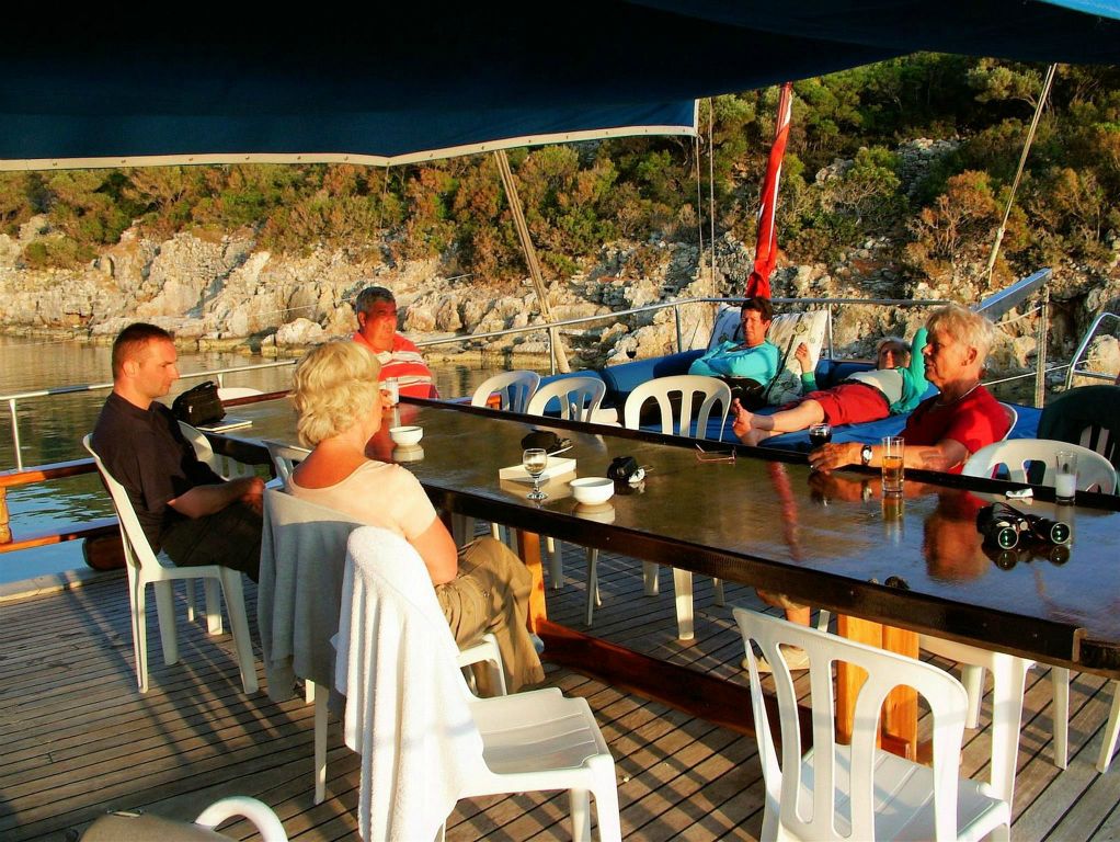 DALYAN -> FETHIYE - Carlos en groepsgenoten op de boot waarmee we varen