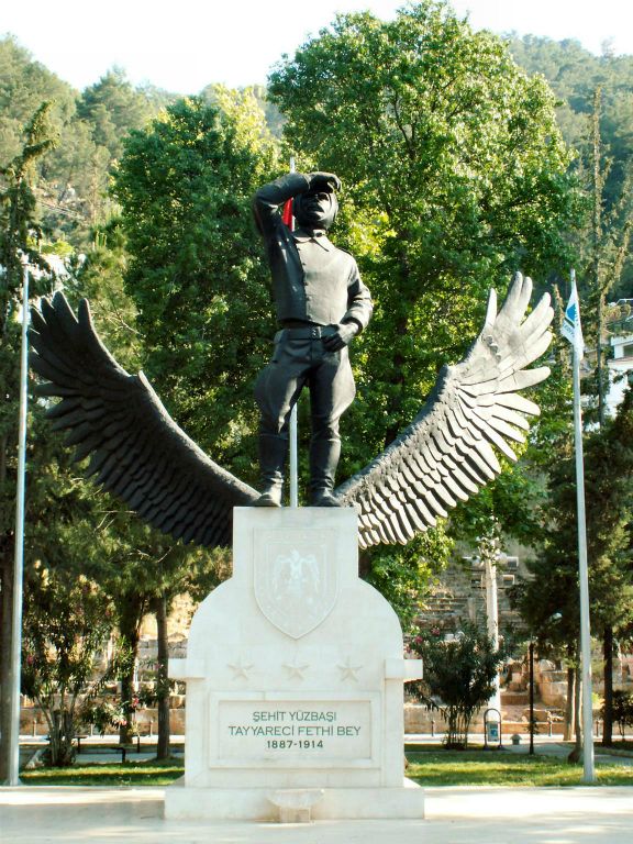 FETHIYE - een standbeeld ter ere van een omgekomen piloot