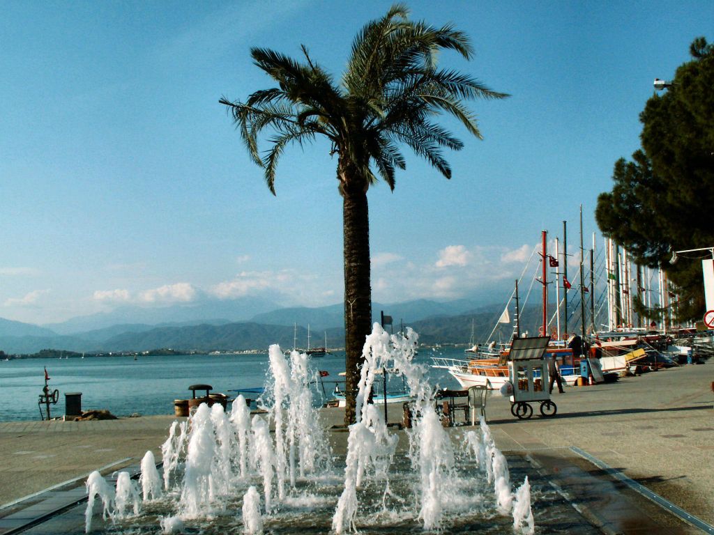 FETHIYE - een fontein bij de haven