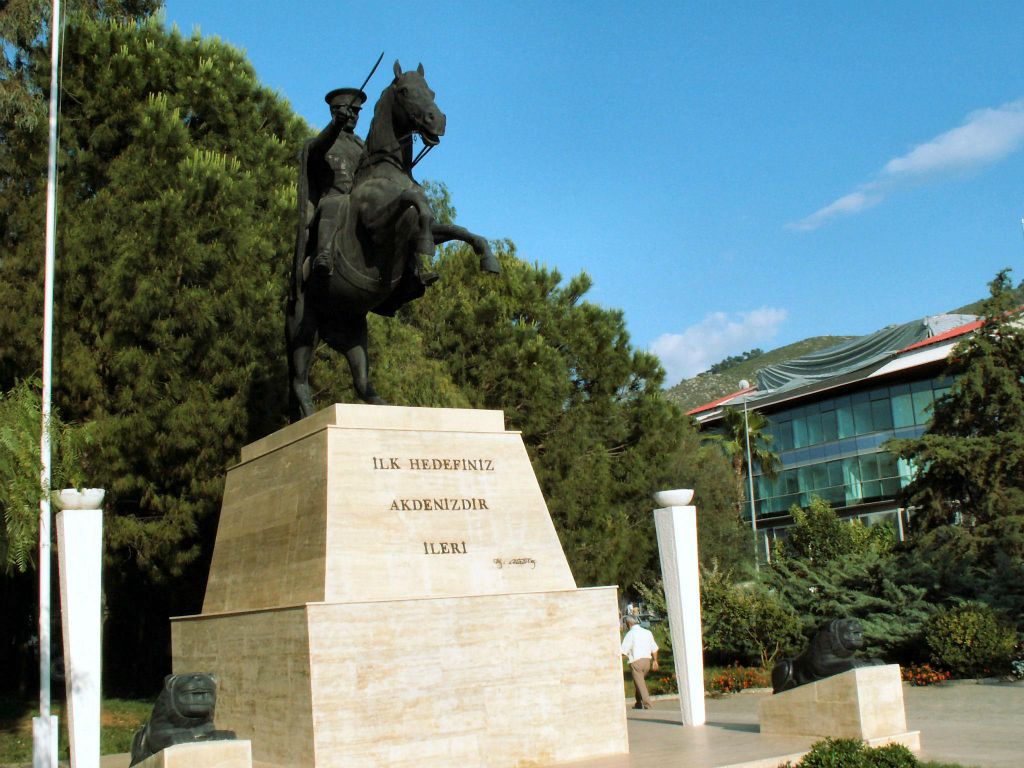 FETHIYE - een standbeeld in een park