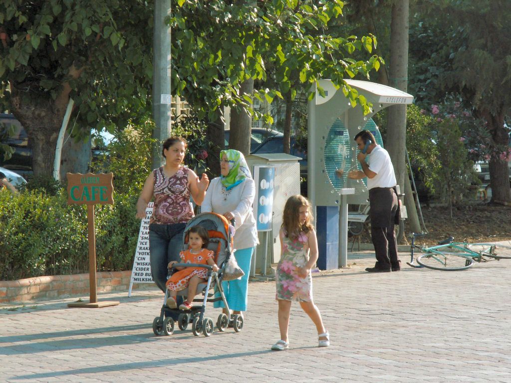 FETHIYE - enkele mensen op straat