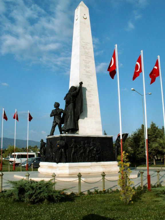FETHIYE - een standbeeld bij de haven