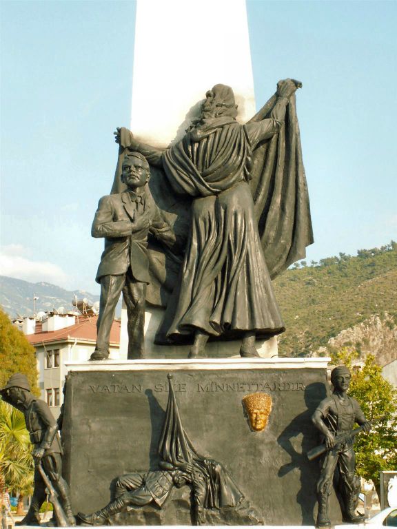 FETHIYE - een standbeeld bij de haven