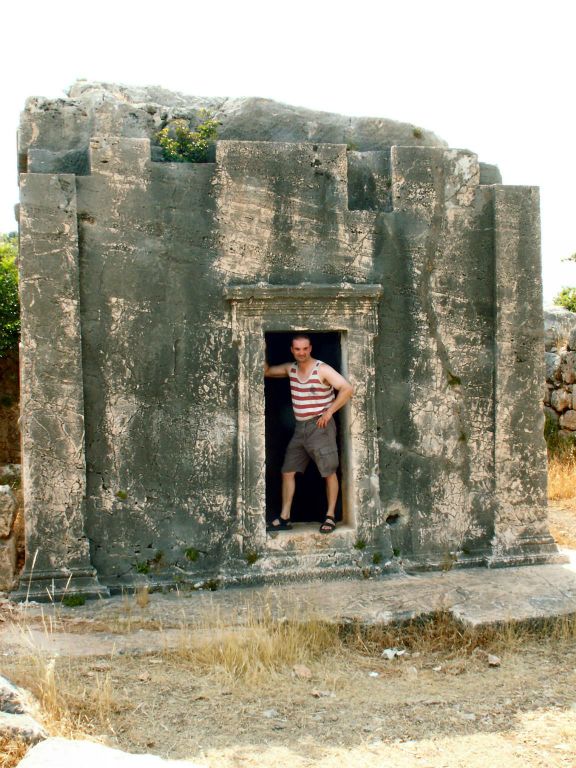 KAS - Carlos bij ingang van de Doric tombe