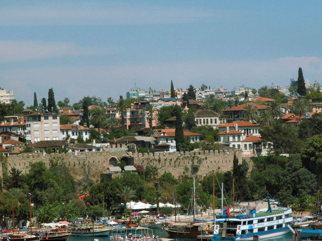ANTALYA - de oude haven met restanten van de stadsmuren