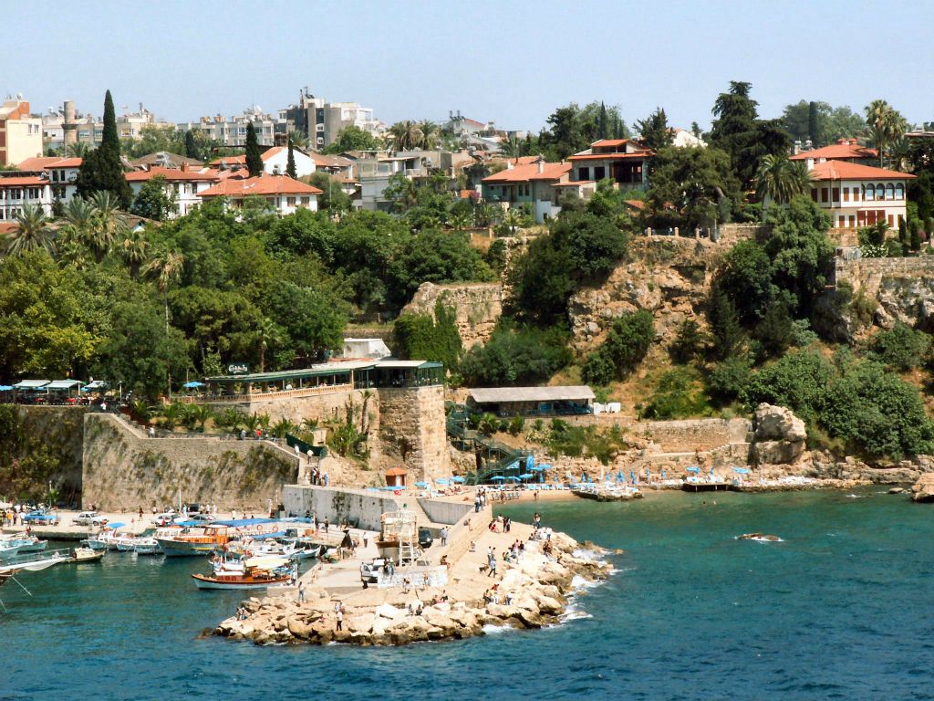 ANTALYA - de oude haven met restanten van de stadsmuren