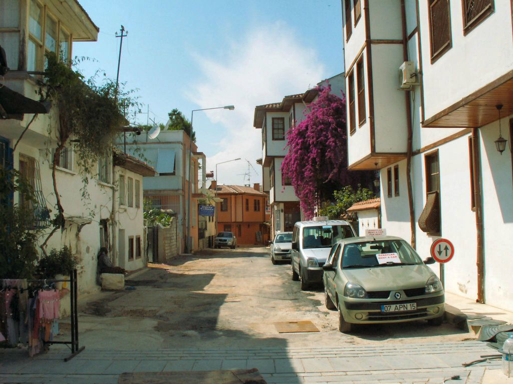 ANTALYA - een straat in het oude gedeelte
