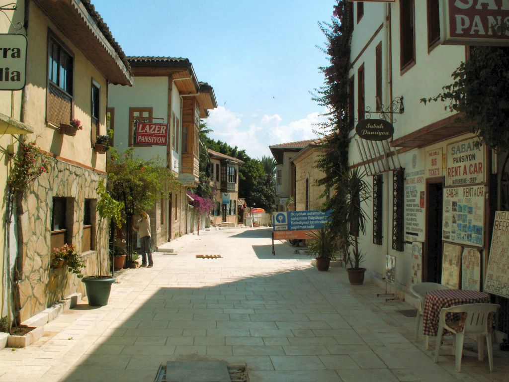 ANTALYA - een straat in het oude gedeelte