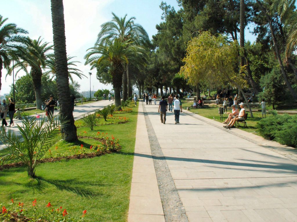 ANTALYA - het voet/fietpad bij het Karaalioğlu park