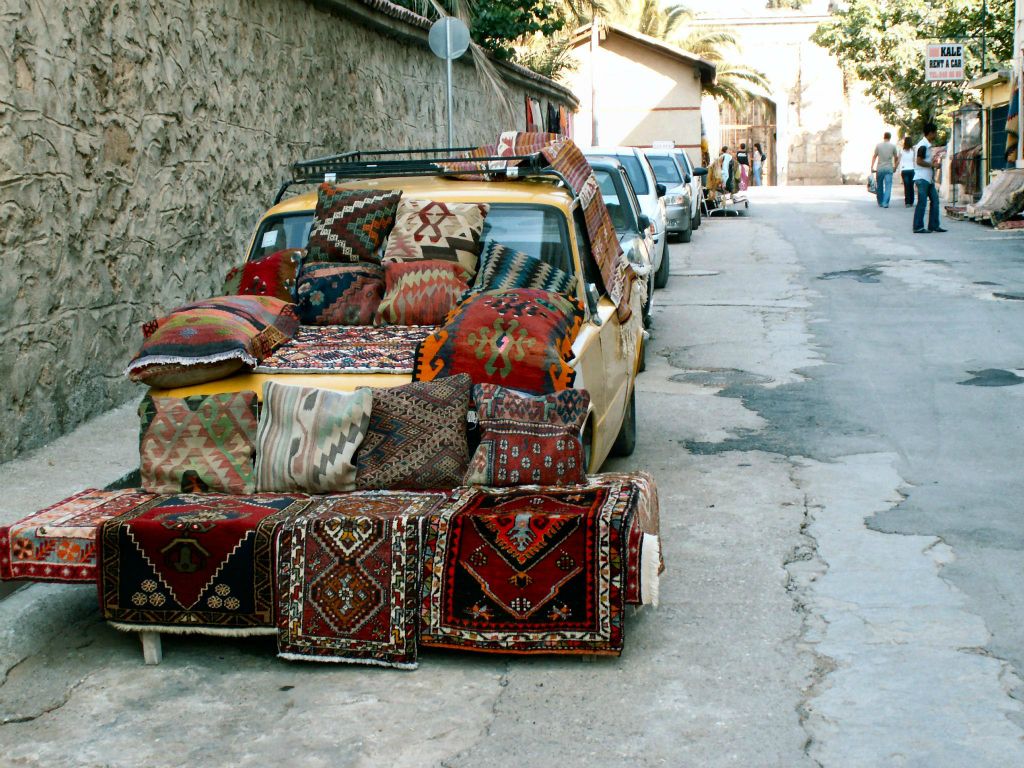 ANTALYA - de verkoopwaar uitgestald op een auto