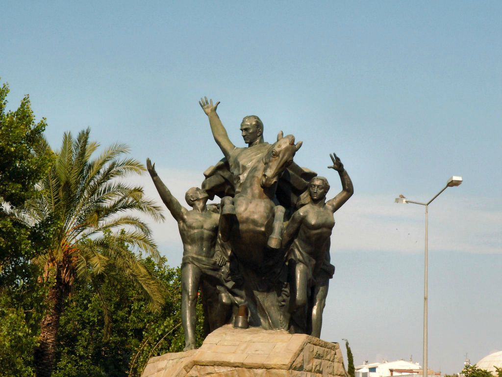 ANTALYA - een standbeeld