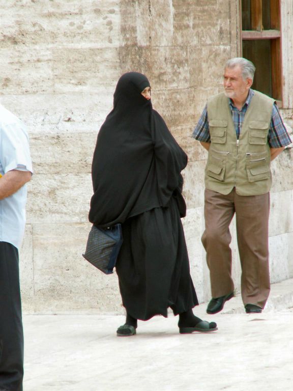KONYA - een vrouw in een boerka