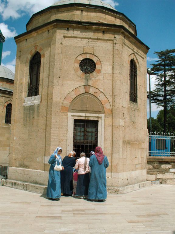 KONYA - een aantal vrouwen bij het Mevlâna museum