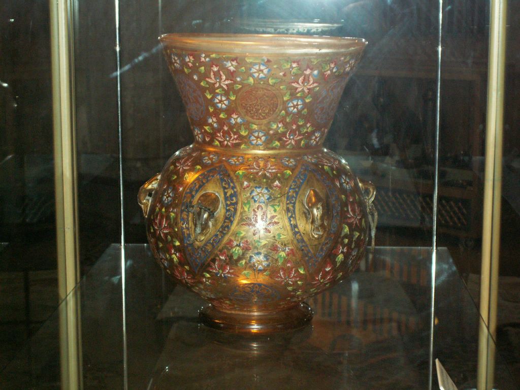 KONYA - een oude vaas in het Mevlâna museum