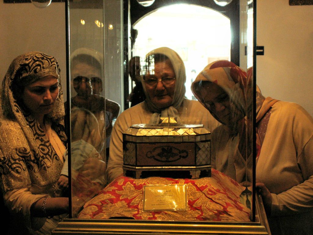 KONYA - het paarlemoeren kistje waar de baard van Mohammed in zit in het Mevlâna museum