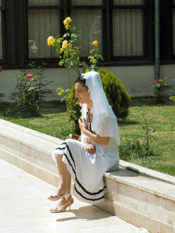 KONYA - een vrouw bij het Mevlâna museum