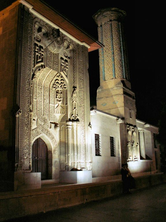 KONYA - een oude koranschool met ranke minaret