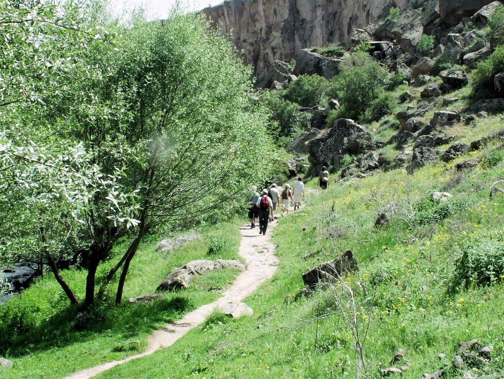 IHLARA - Carlos en groepsgenoten wandelen in Ihlara-vallei