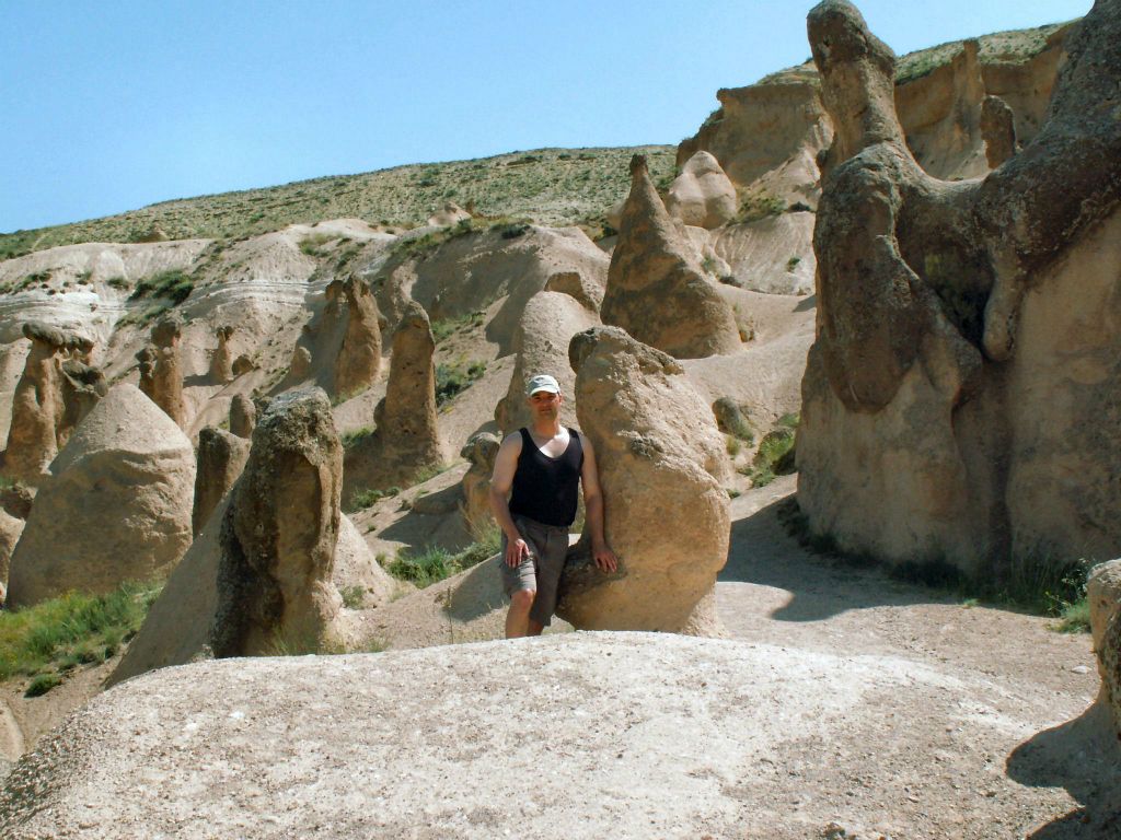 CAPPADOCIЁ - Carlos bij de rotsformaties in de Devrent-vallei