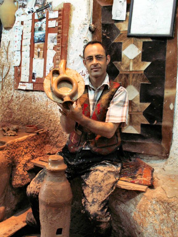 AVANOS - een man die een wijnkaraf gemaakt heeft bij een pottenbakkerij