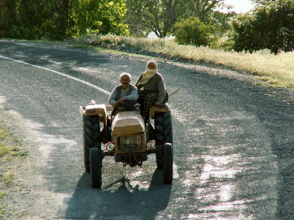 CAPPADOCIЁ - een man en vrouw op een tractor