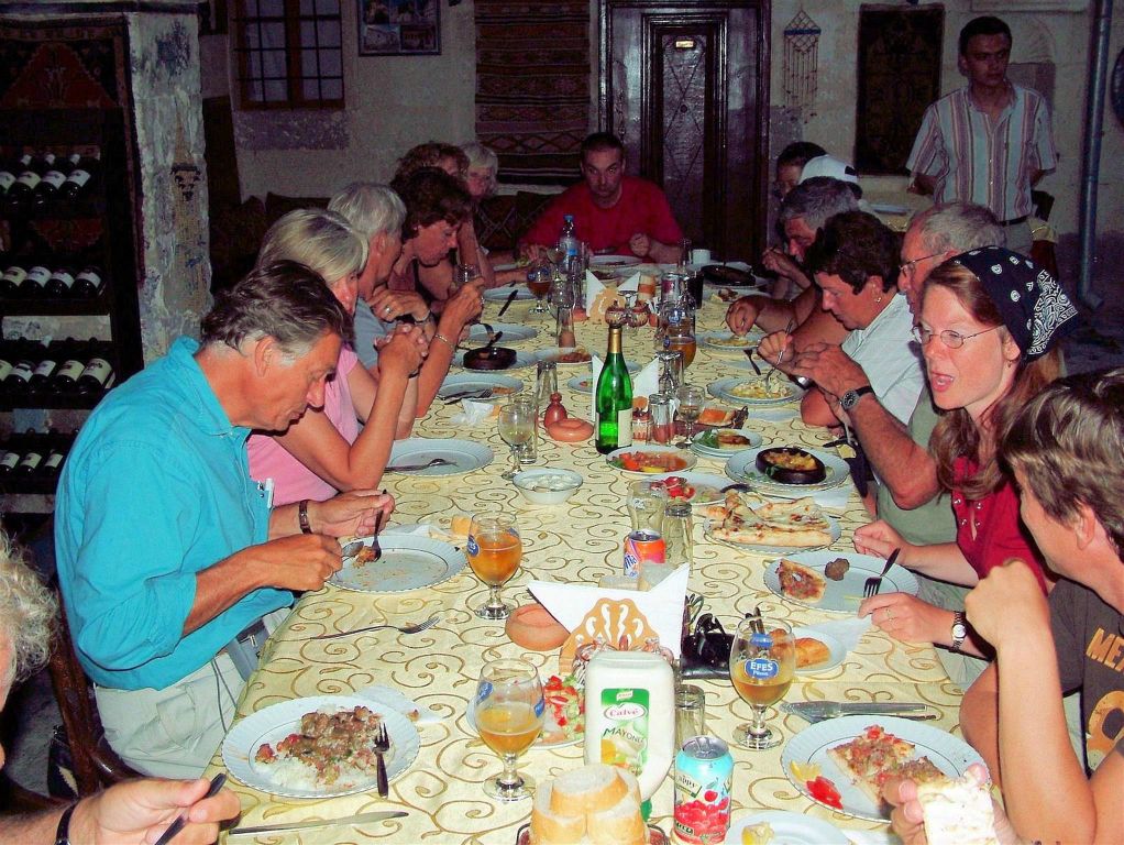MUSTAFAPASA - Carlos en groepsgenoten aan het eten