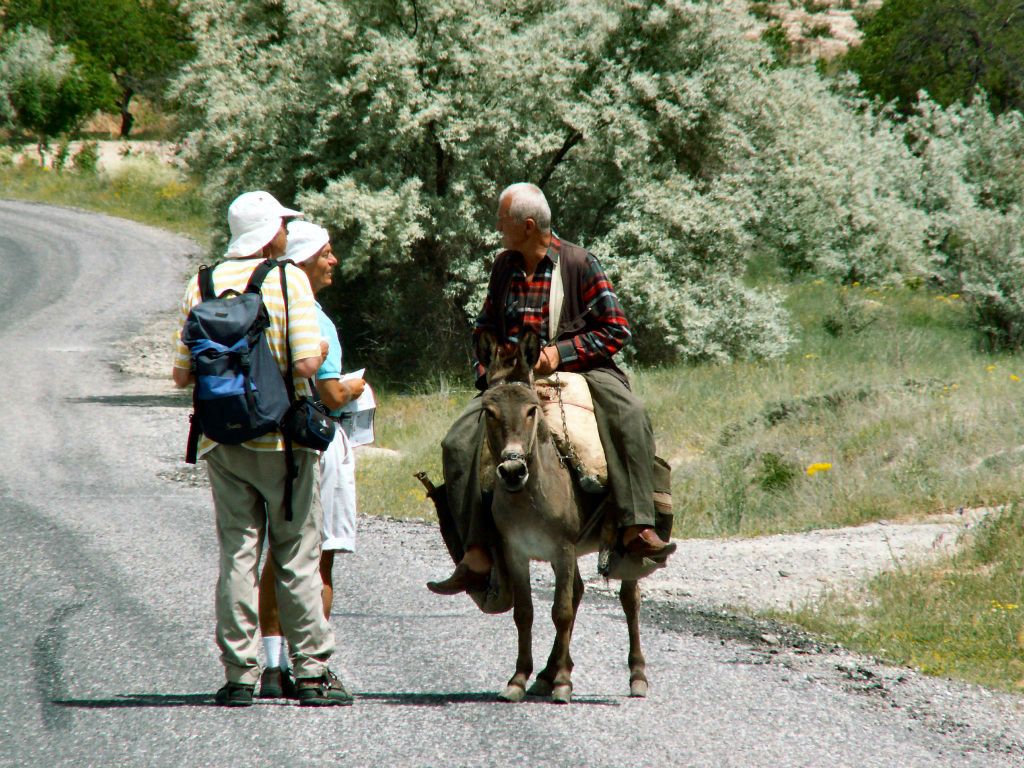 ORTAHISAR - Bert en Andrew vragen de weg aan een dorpsbewoner op zijn ezel
