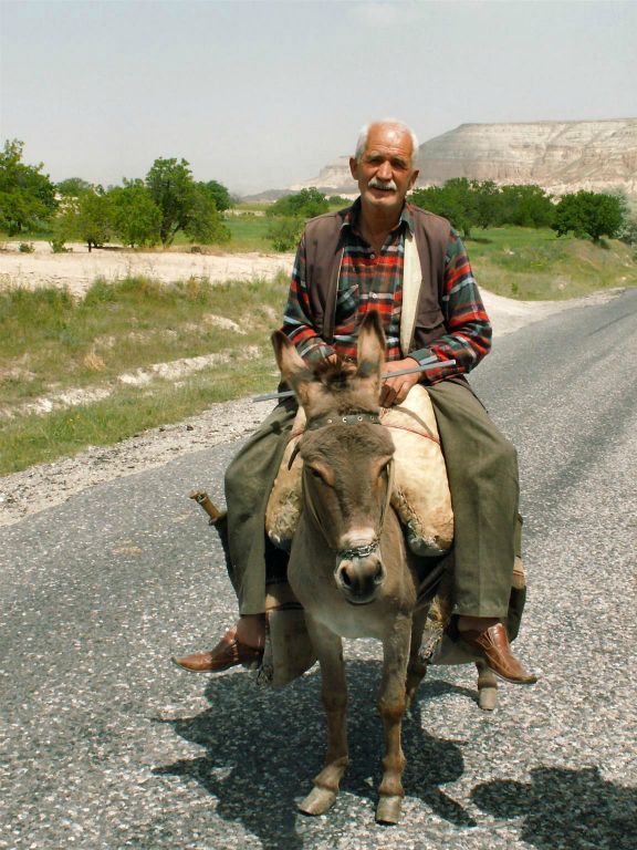 ORTAHISAR - een dorpsbewoner op zijn ezel