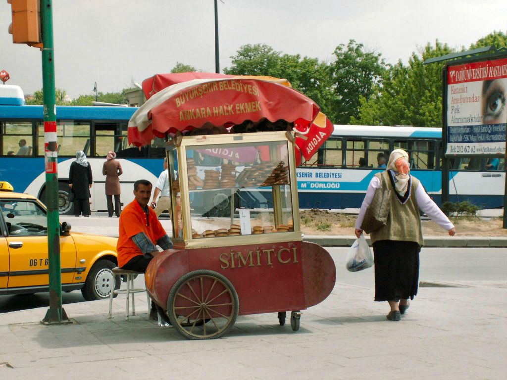 ANKARA - een broodjesverkoper op straat